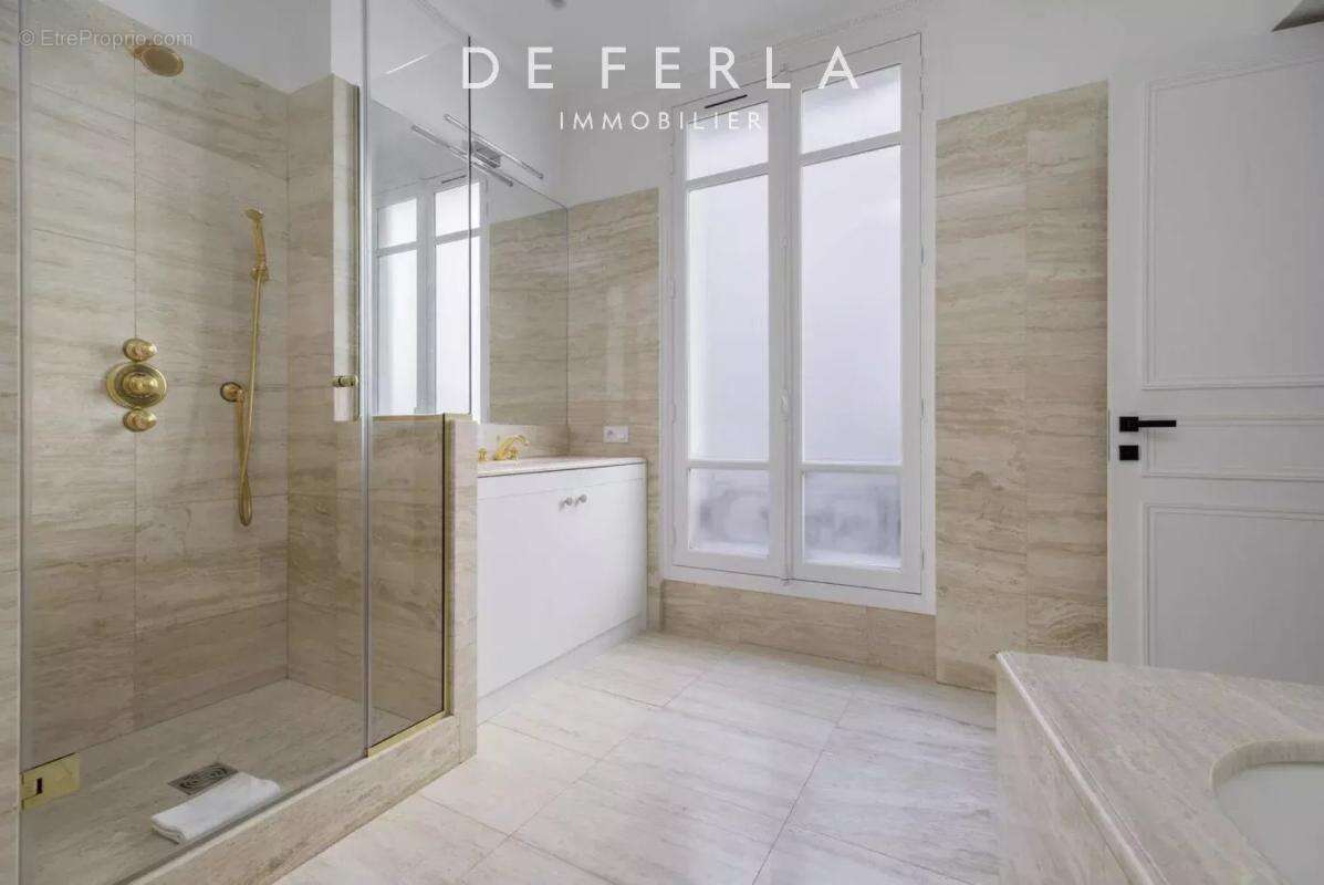 Appartement à PARIS-8E