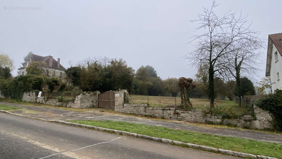 Terrain à MAGNAC-BOURG
