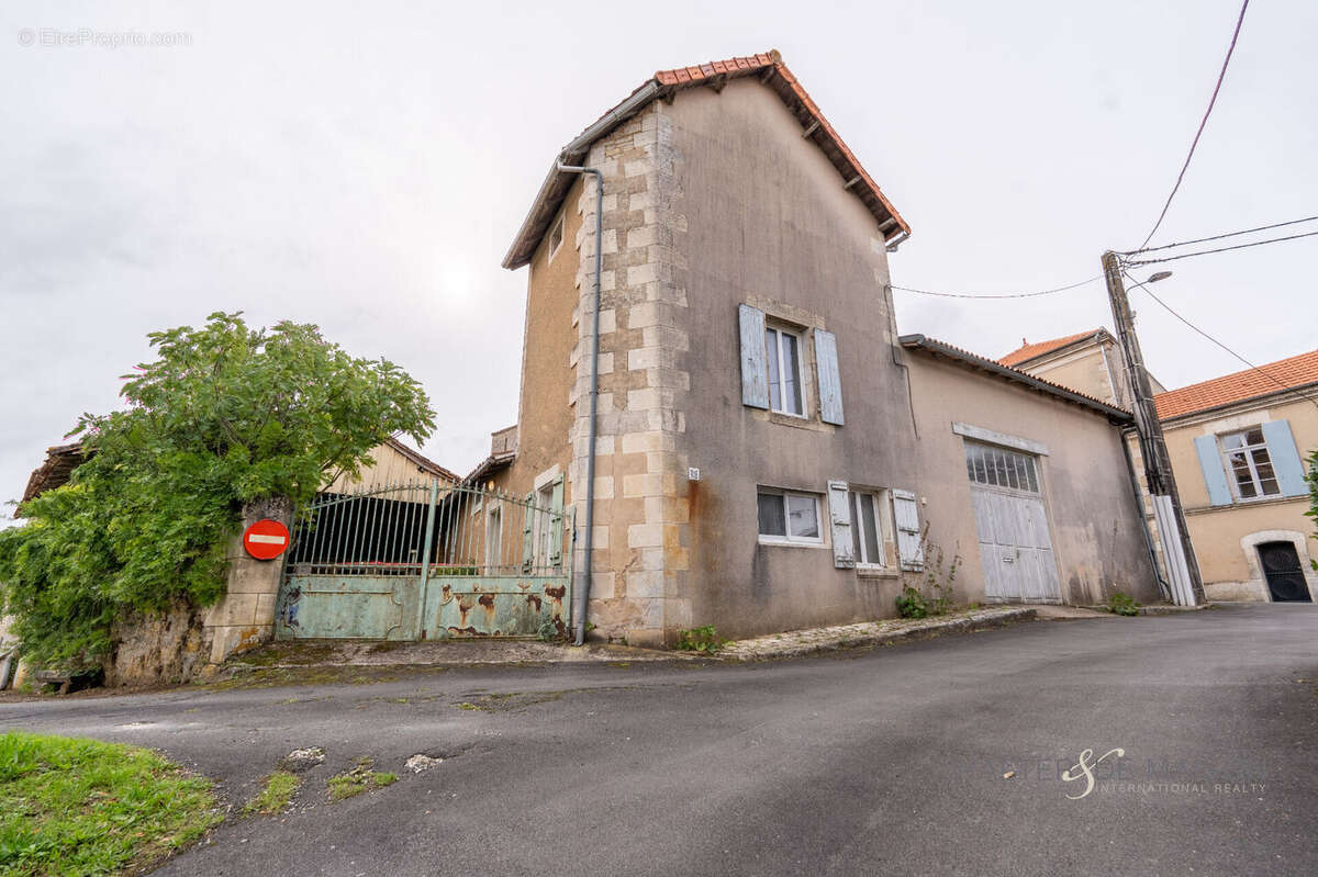 Maison à SAINT-ANGEAU