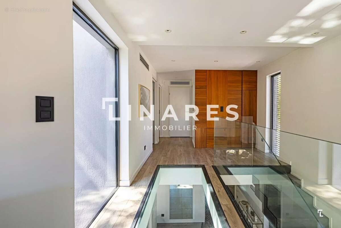 LA CONFIDENTIELLE - Villa T4/5 de 155m² - Piscine - Garage 39m² - Terrain 985m²  - 13012 MARSEILLE - photo 20