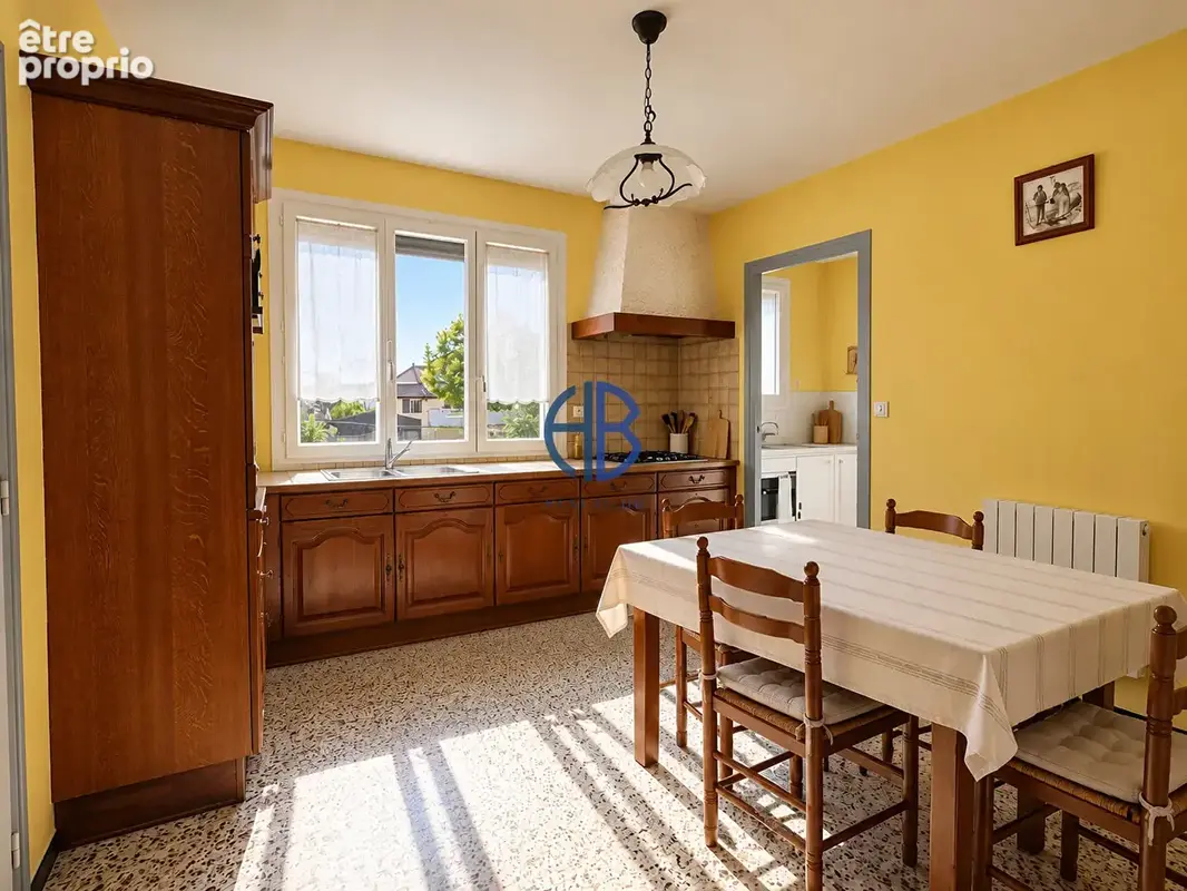 Maison de charme au coeur du village, 3 chambres et beau potentiel d'aménagement ! - photo 4
