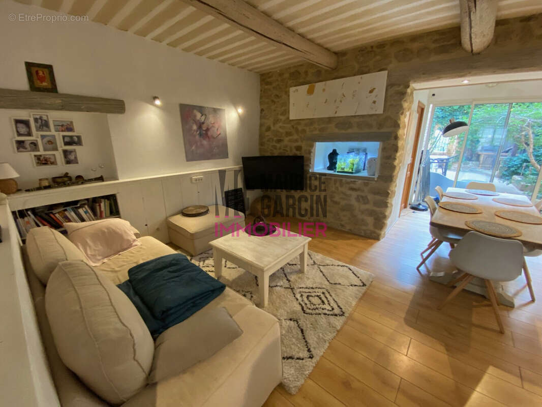 Maison à ENTRAIGUES-SUR-LA-SORGUE