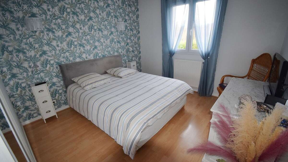 Maison à CREUZIER-LE-VIEUX