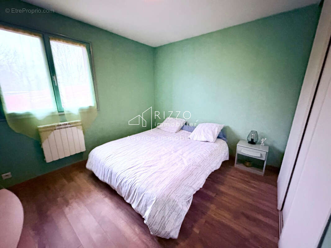 Propriété Multifonctionnelle avec maison d'habitation, grand entrepot et garages. - photo 7