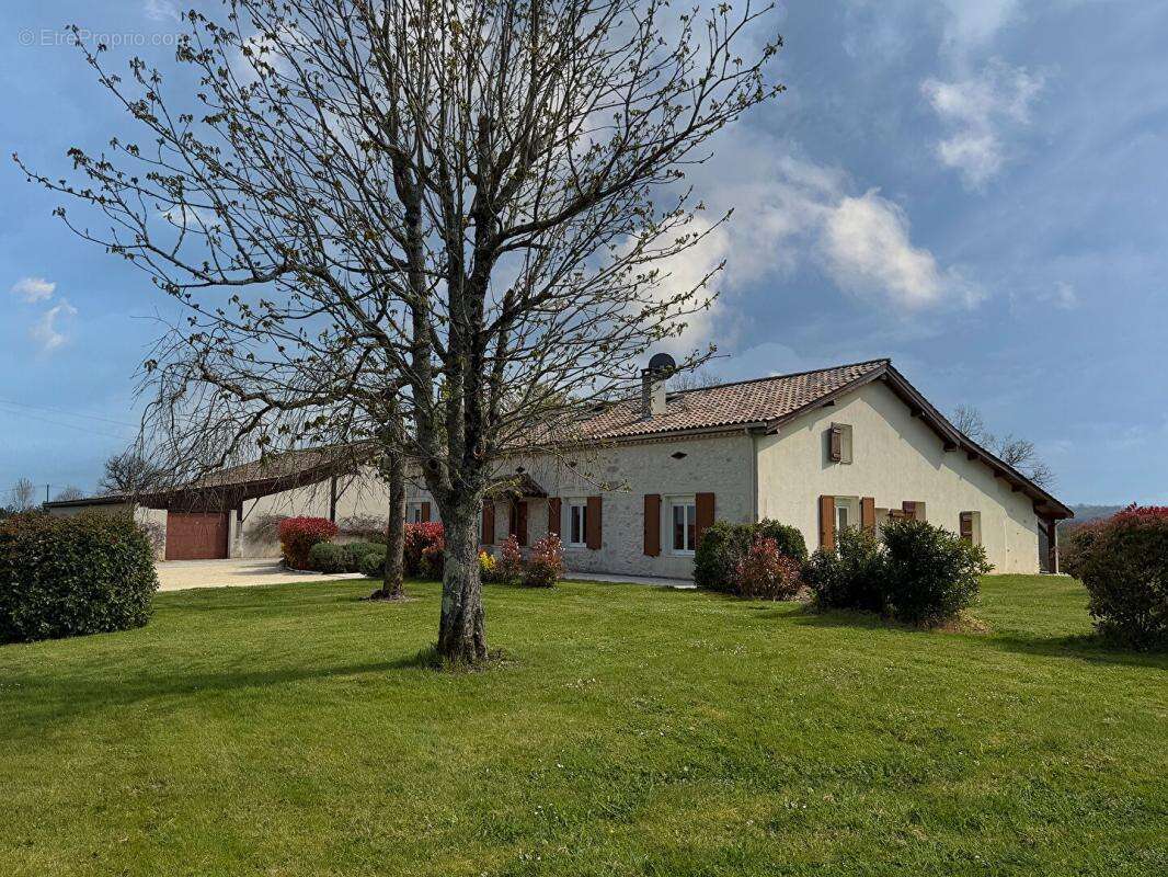 Superbe ferme rénovée avec soin avec piscine, grande grange et vues imprenables - photo 3