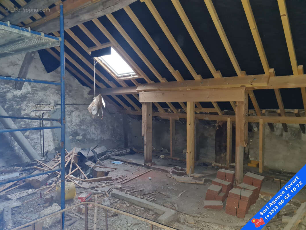 Appartement à LAROCHE-SAINT-CYDROINE