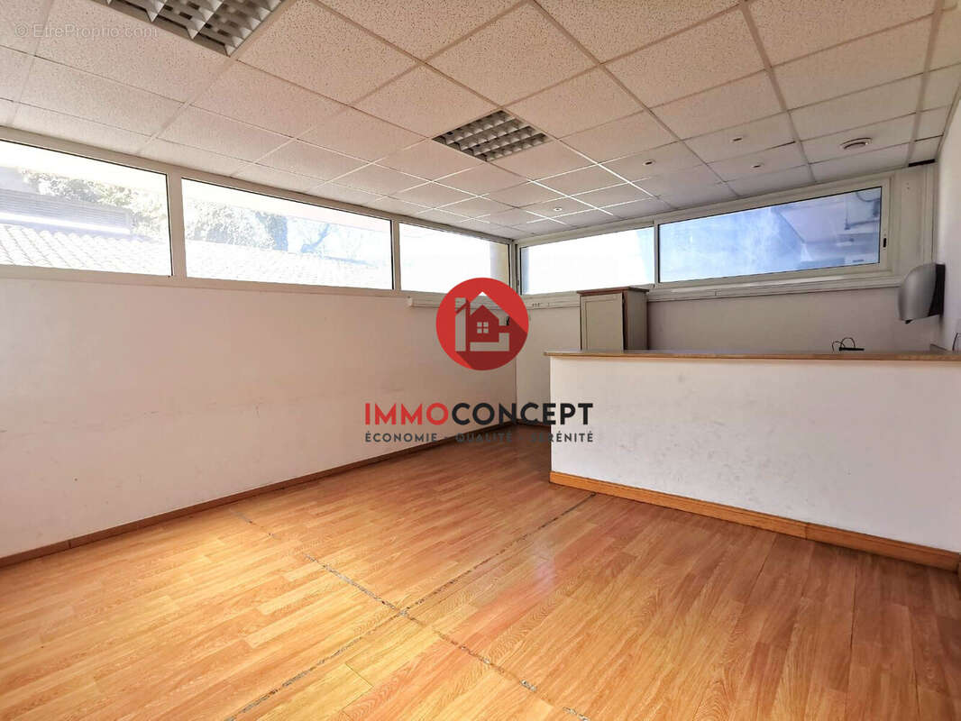 Commerce à BAGNOLS-SUR-CEZE