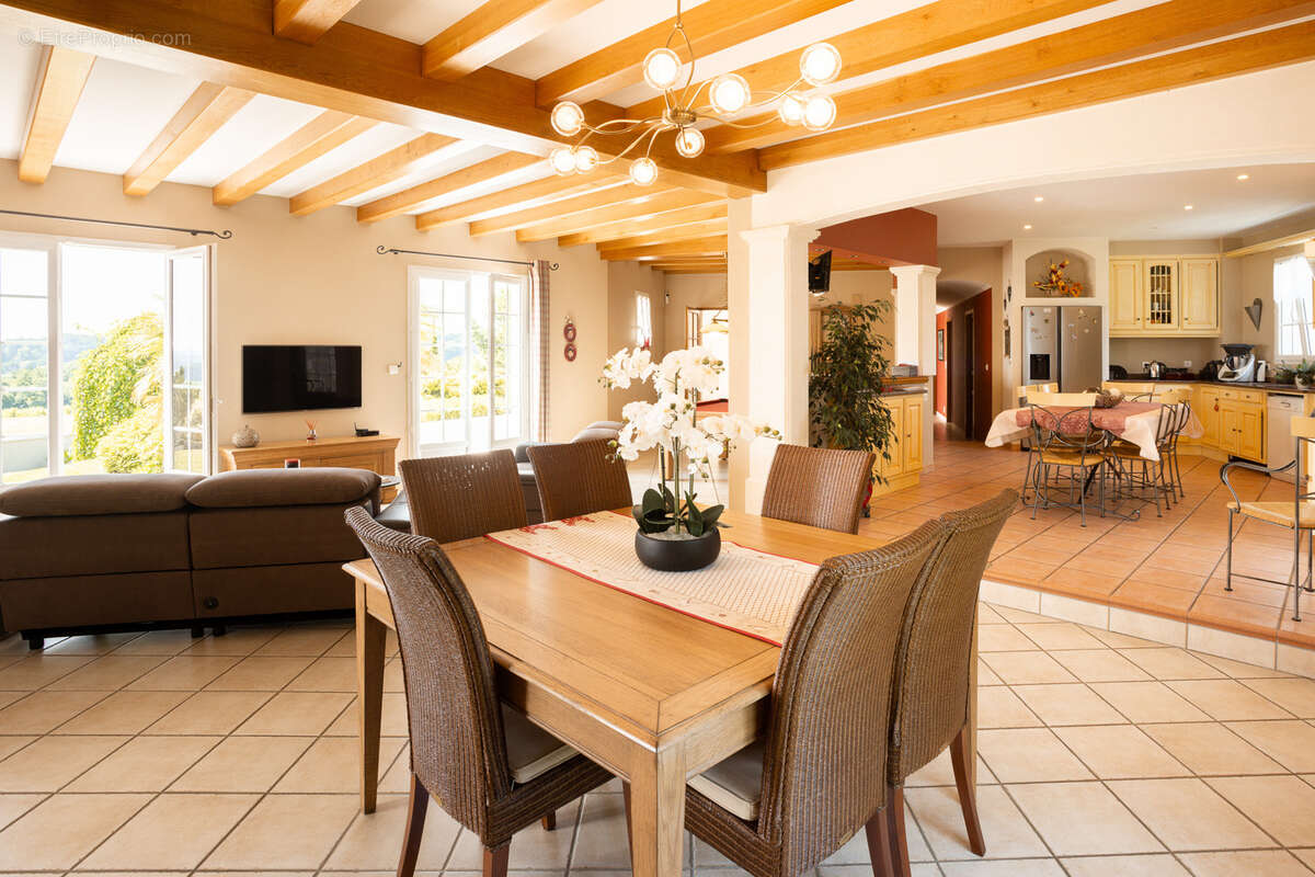 Maison à BARBEZIEUX-SAINT-HILAIRE