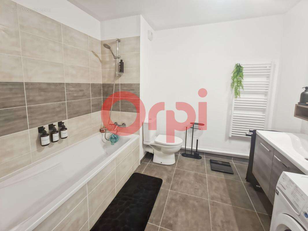 Appartement à LE PUY-SAINTE-REPARADE