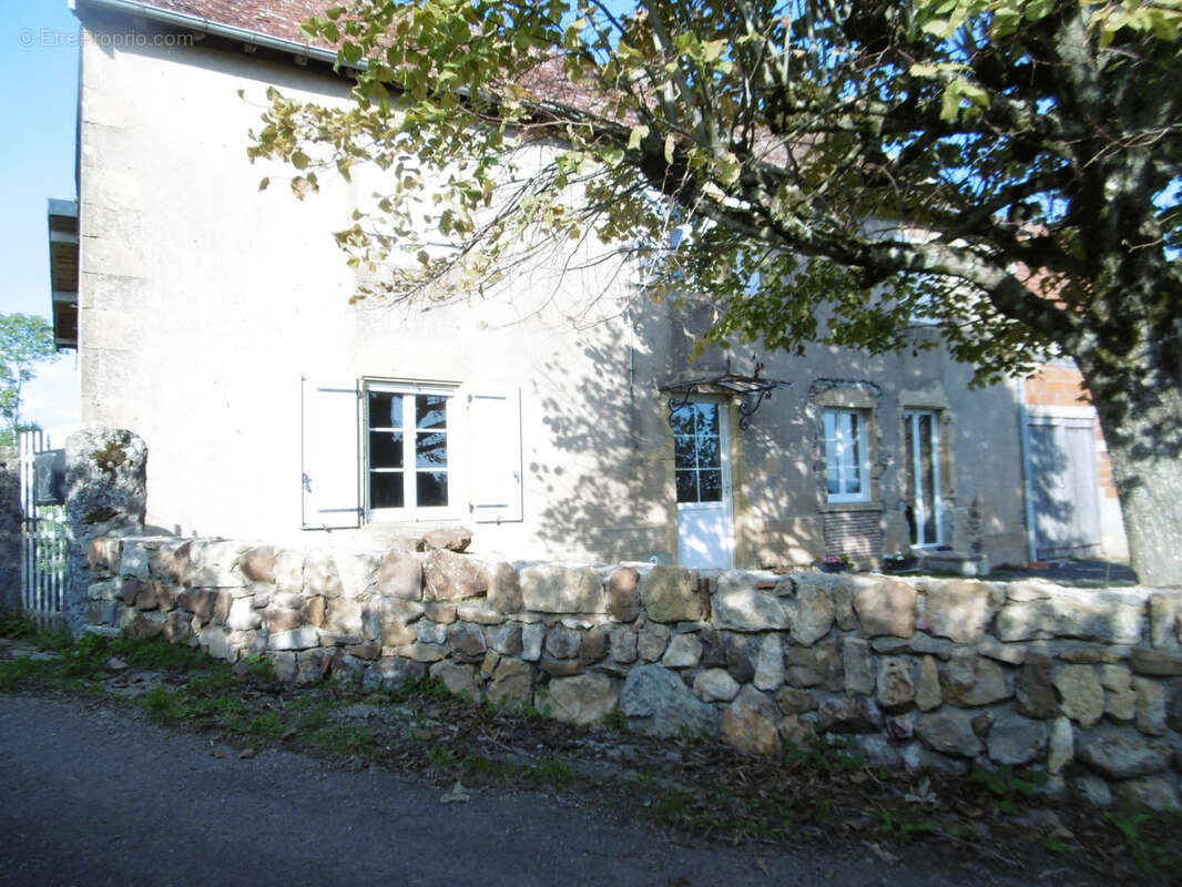 Maison à SAINT-CHRISTOPHE-EN-BRIONNAIS
