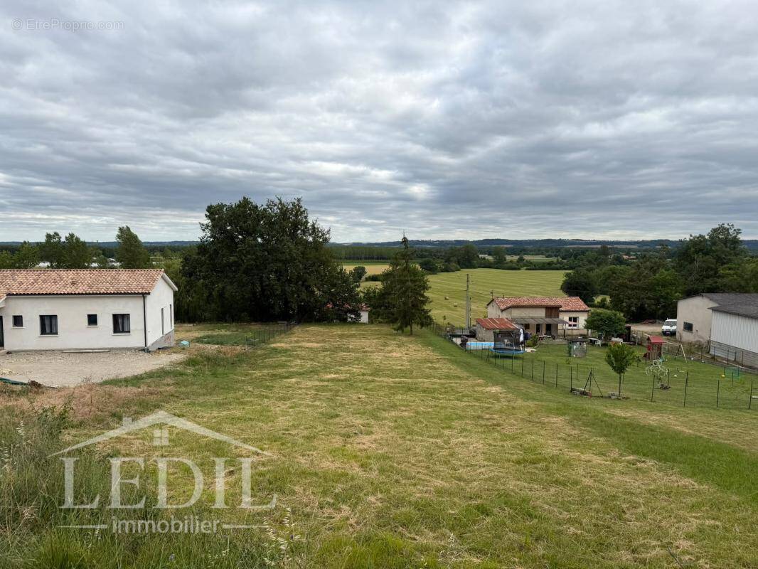 Terrain à SAINT-HILAIRE-DE-LUSIGNAN