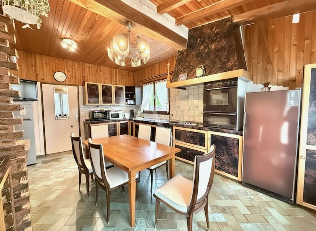 Maison 258 m² à Villeneuve-Saint-Denis  - photo 9