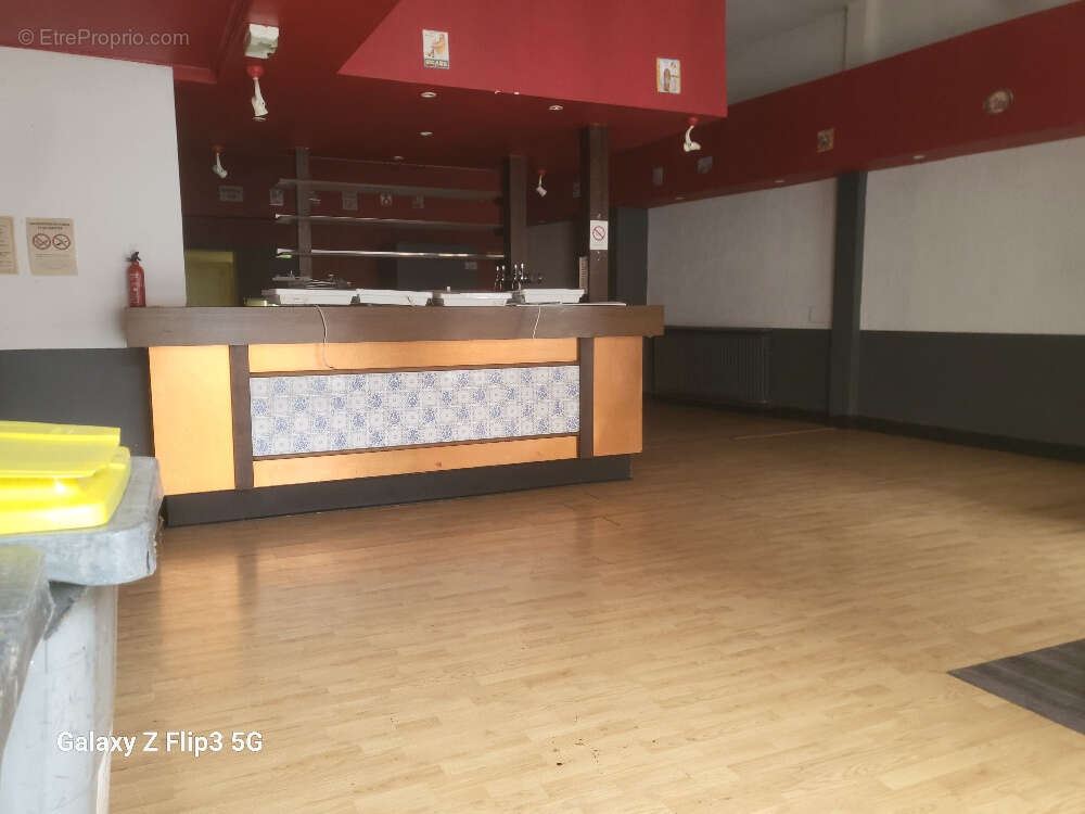 Local commercial 160 m² plus 60 M² jardin - photo 3