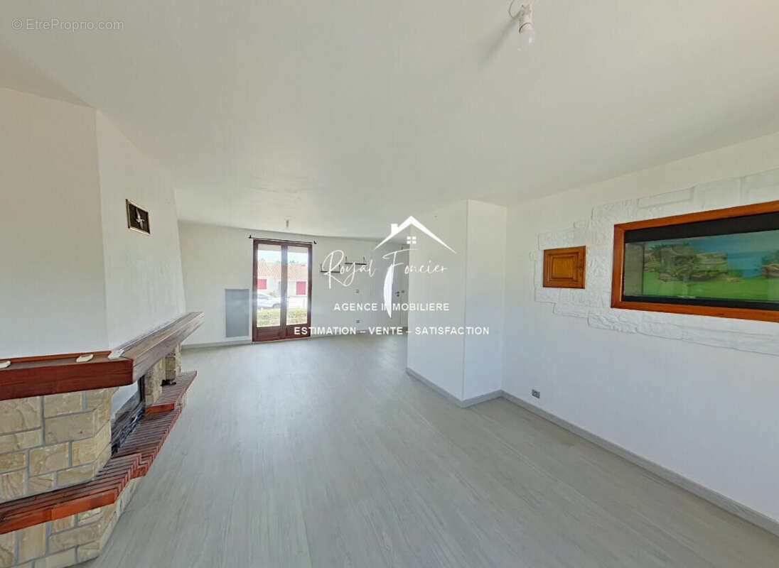 Séjour avec cheminé - Maison à INGRANDES