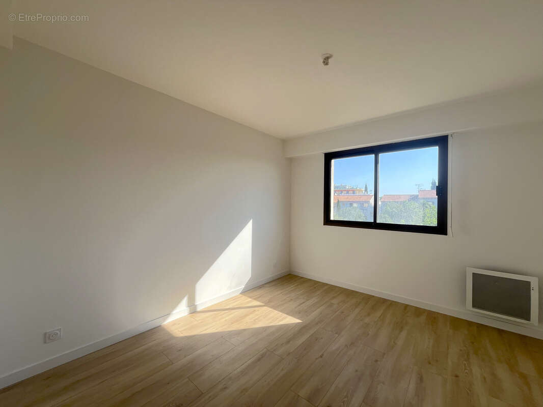 Appartement à SAINT-LAURENT-DU-VAR