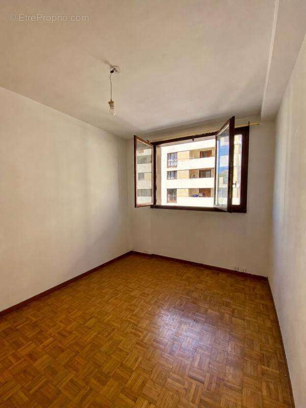 Appartement à MARSEILLE-4E