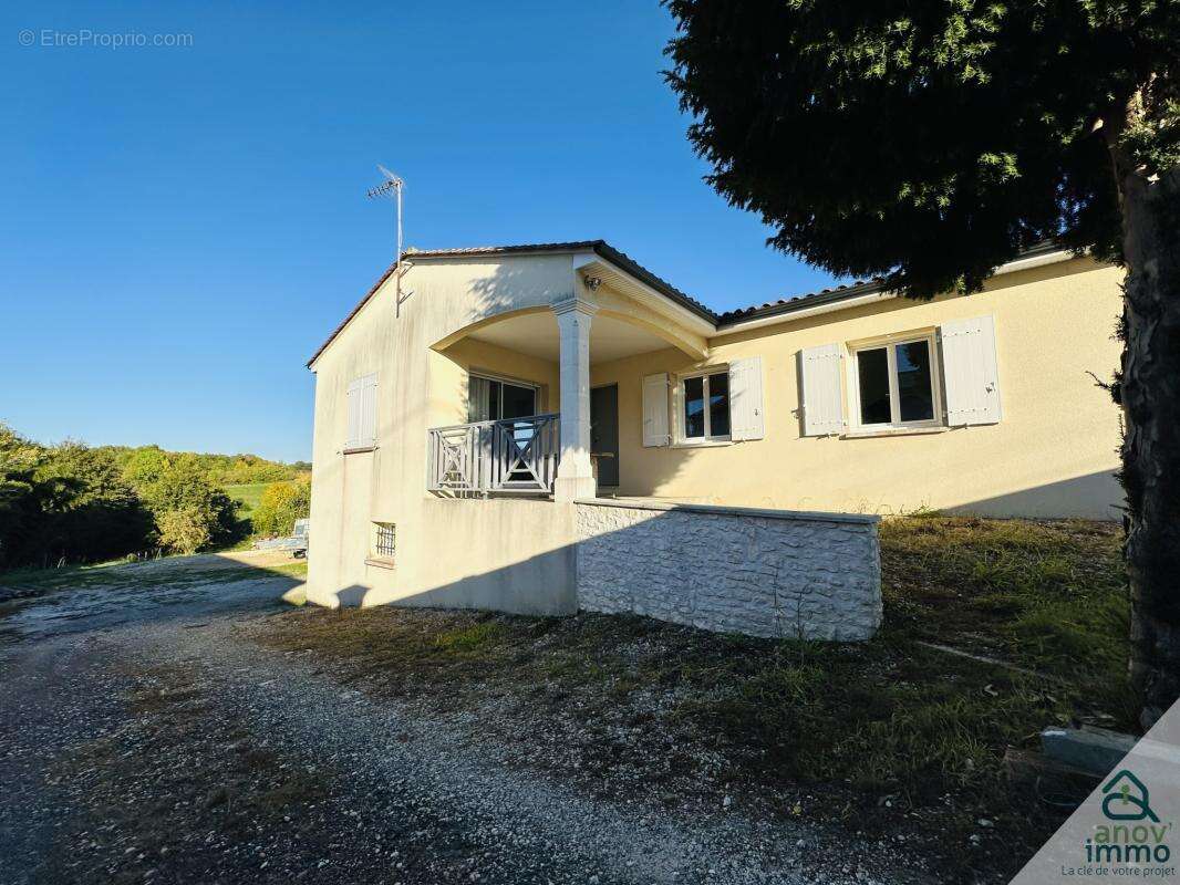 Maison à ROULLET-SAINT-ESTEPHE