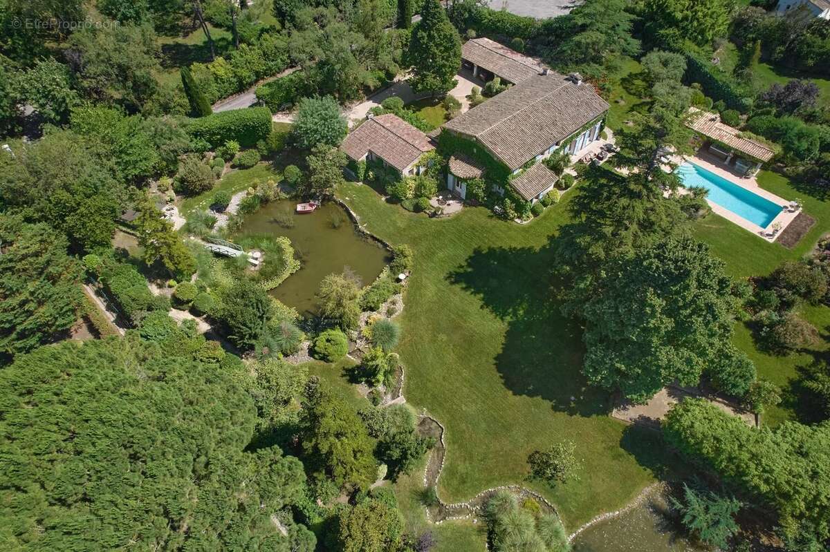 Propriété provençale d'exception dans un domaine fermé - photo 2