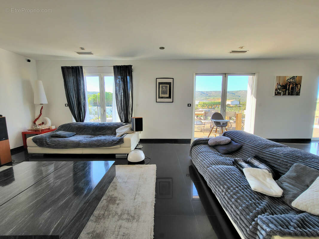 Appartement à VIC-LA-GARDIOLE