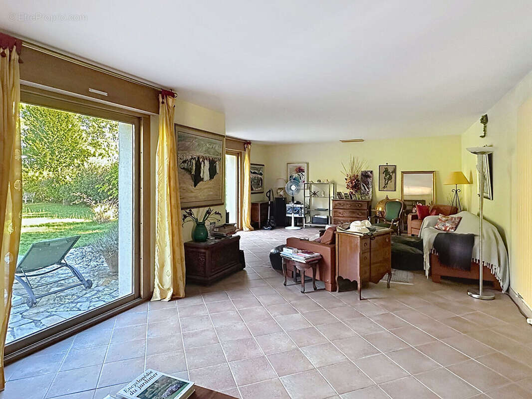 Maison à LA CELLE-LES-BORDES