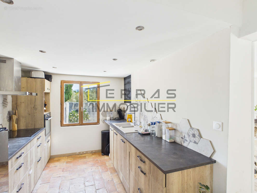 Villa de plain-pied agrémentée de sa piscine et de son cadre préservé au coeur de l'Enclave des papes! - photo 3