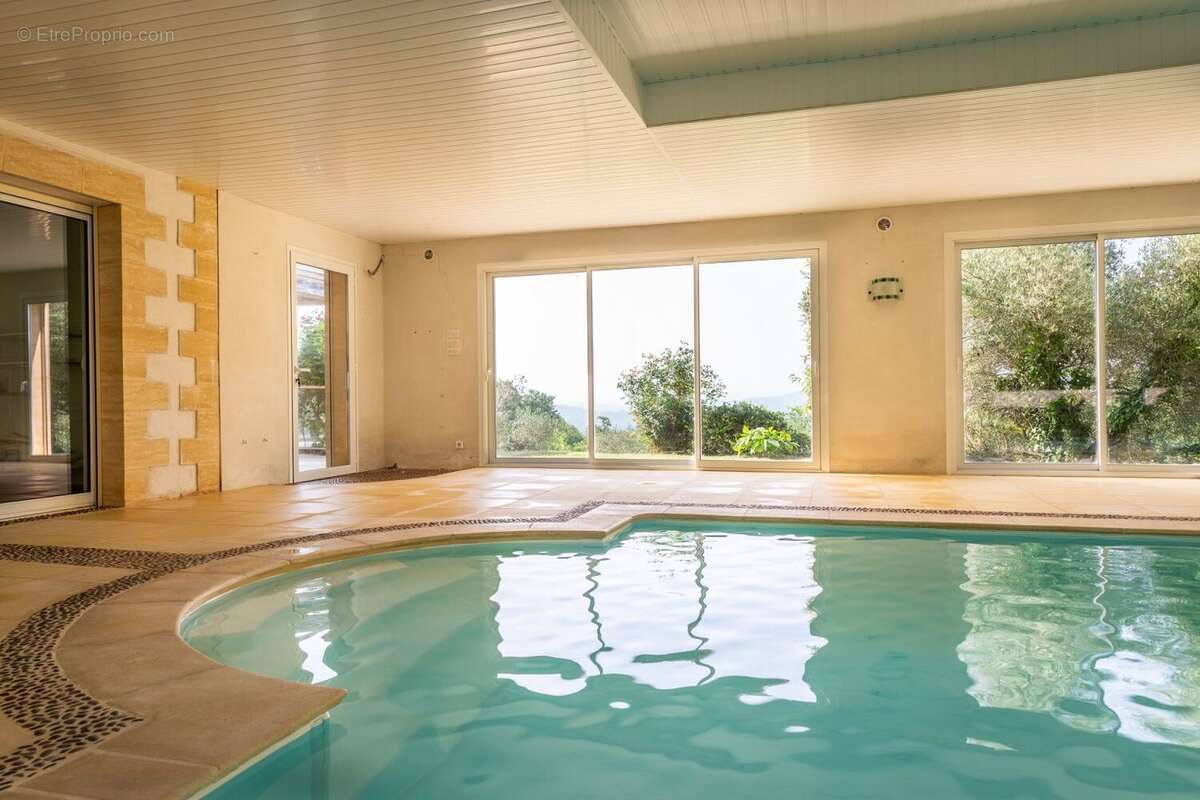 Demeure contemporaine, piscine intérieure, et terrain clos - photo 4