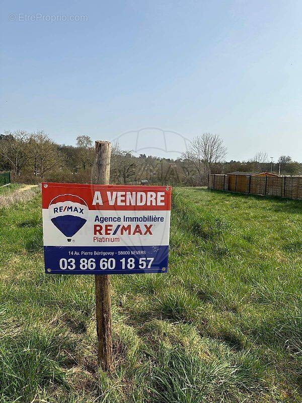 Terrain à COULANGES-LES-NEVERS