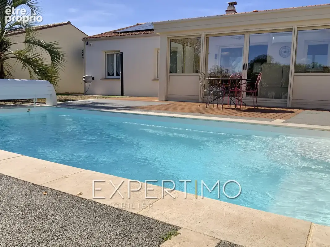 Maison indépendante de plain-pied, T5 de 98 m2, trois chambres, véranda, piscine. Proche commerces et plages - photo 2
