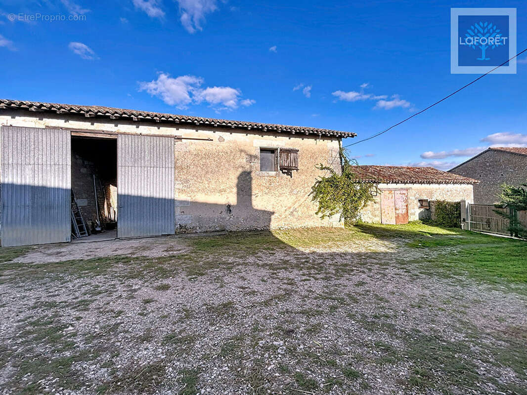 Maison à BUSSAC-FORET