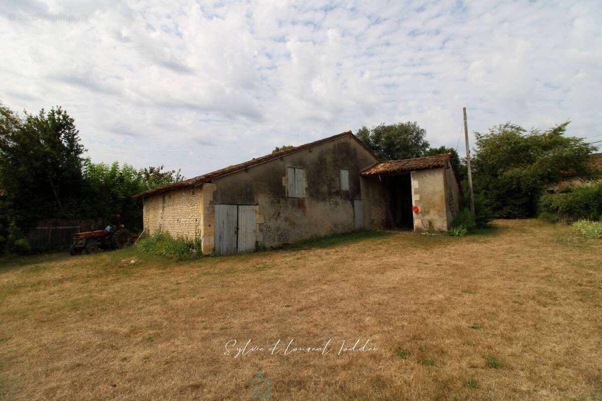 Authentique longere charentaise avec dependances, grand terrain et terrain constructible en option - photo 11