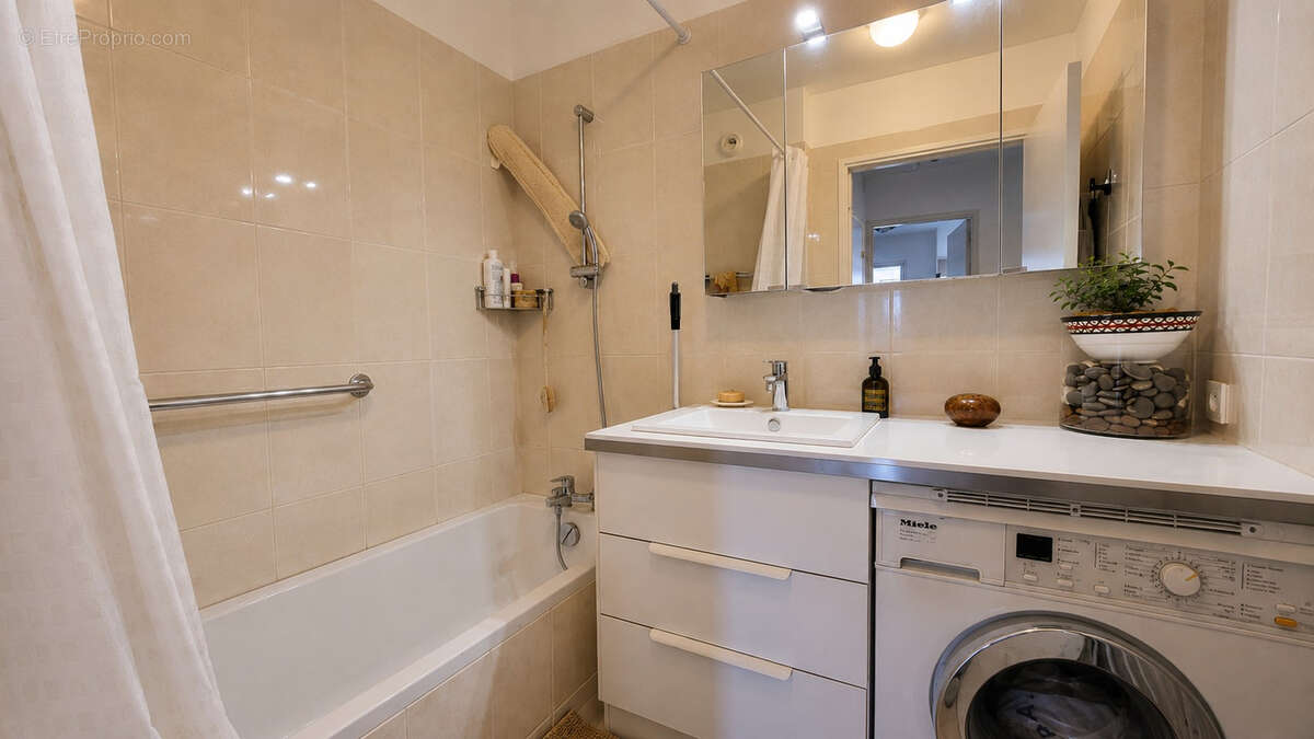 Antibes Combes - Appartement d'angle  3 pièces 65 m2 - Dernier étage - photo 10