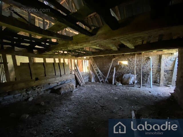  Proximité Brecey, bâtiment en pierres à rénover avec terrain. - photo 6