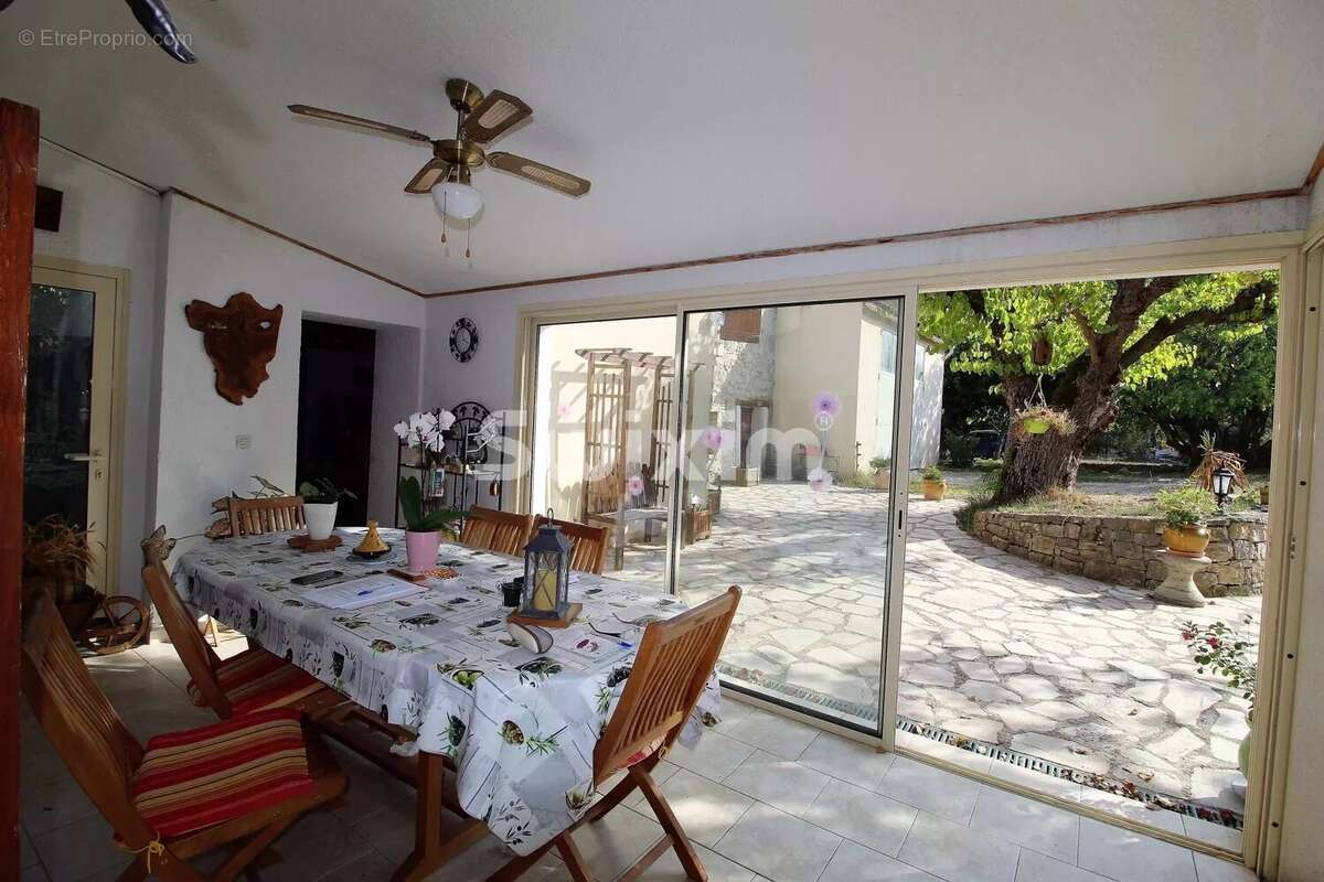 Propriété avec 2 maisons sur un grand terrain et piscine - photo 6