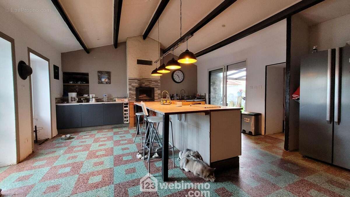 Avec une baie vitrée ouvrant sur une terrasse couverte - Maison à LE BERNARD