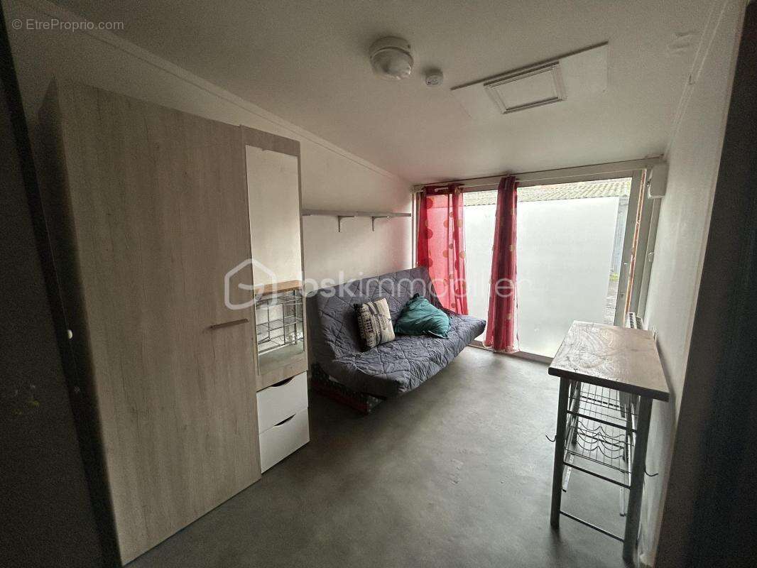 IDEAL AU INVESTISSEUR  2 STUDIO 11M² CHACUN  dans une allée de box sécurise très  proche du TRAM T9 (5 minute à pied) LE PRIX NE - photo 8