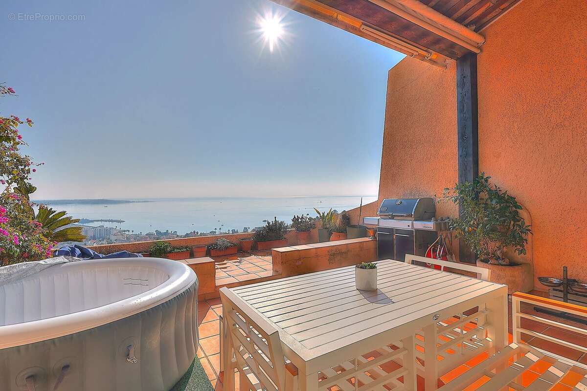 Appartement à VALLAURIS