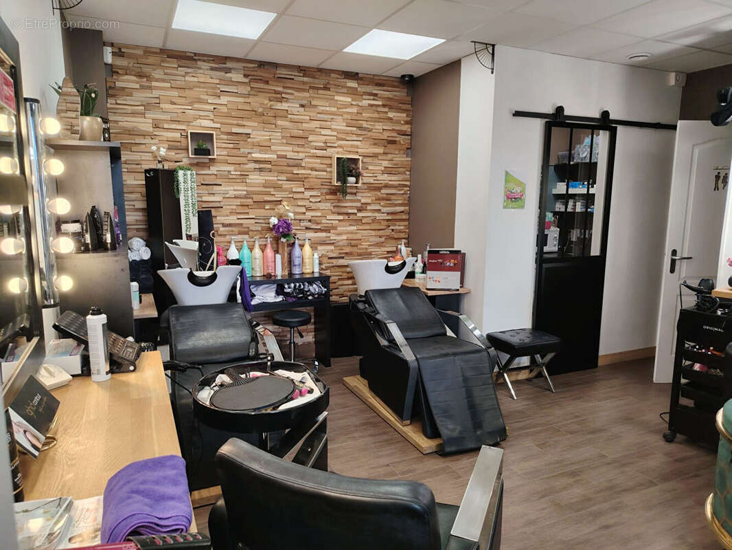 Commerce à ENTRAIGUES-SUR-LA-SORGUE