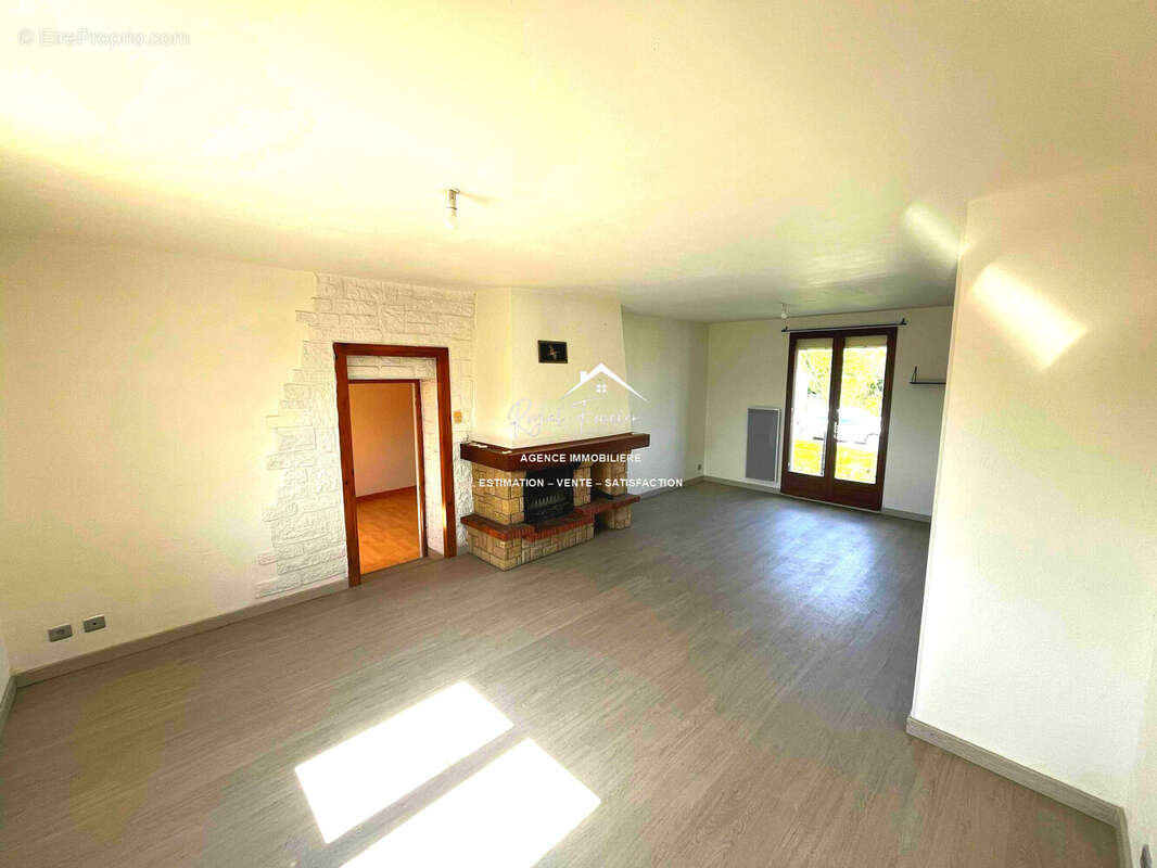 Séjour avec cheminé - Maison à INGRANDES