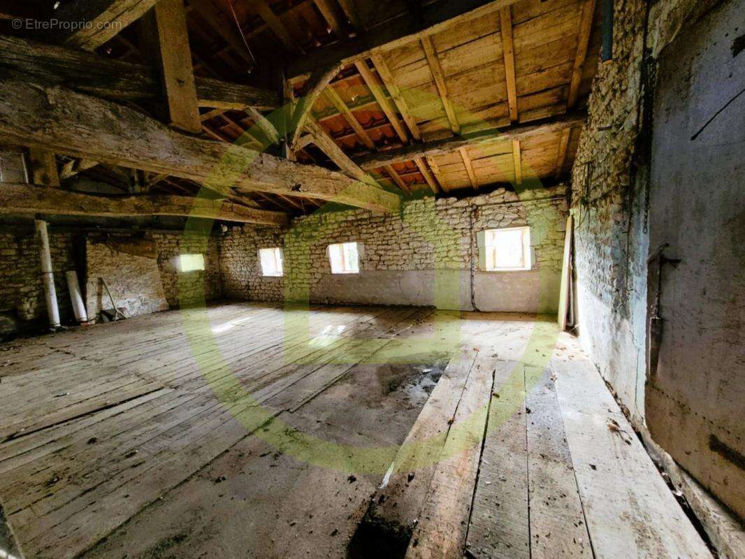 Maison à NIEUL-LE-VIROUIL