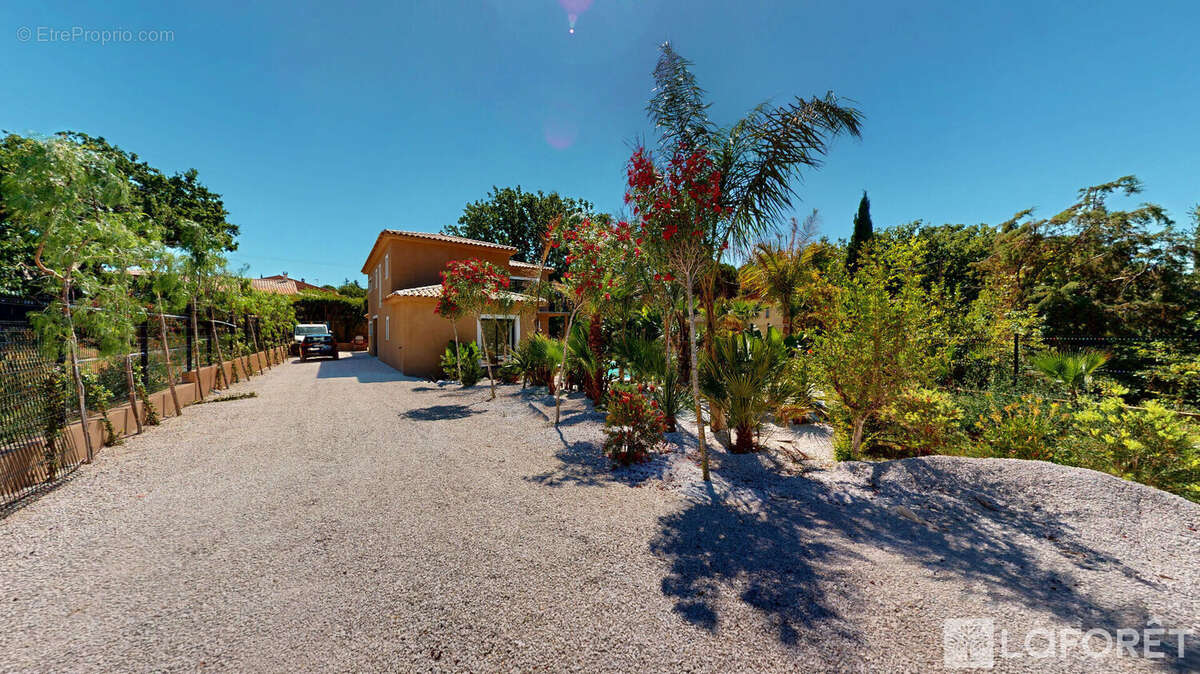 Maison à ROQUEBRUNE-SUR-ARGENS