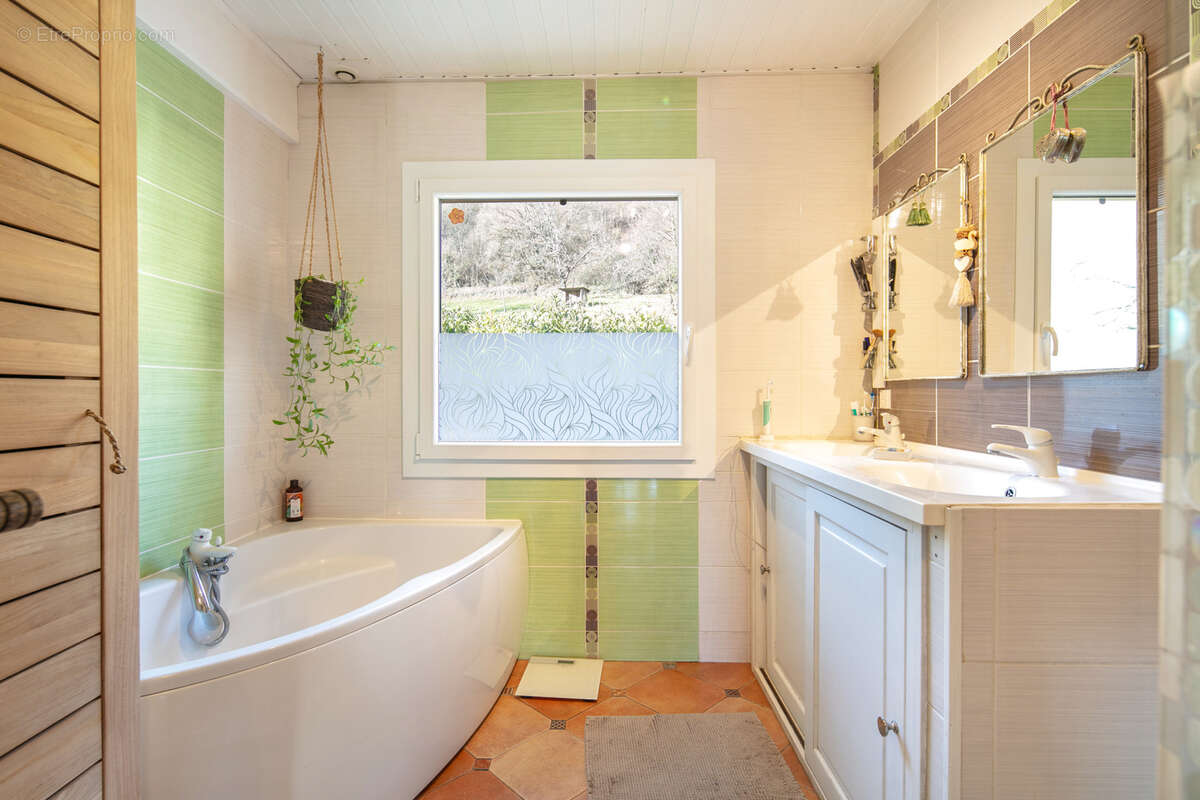 Maison à SAINT-VINCENT-DE-MERCUZE