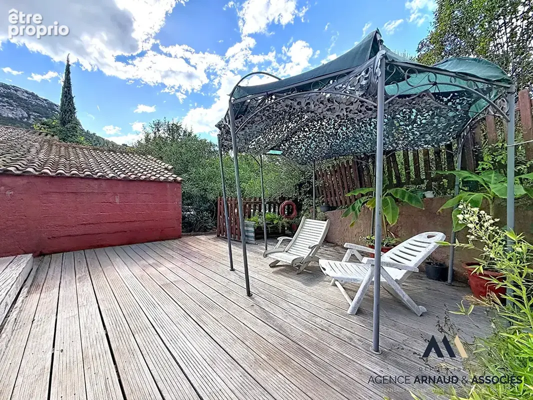 Maison de plain-pied avec piscine, grand jardin arboré et beau potentiel - photo 16