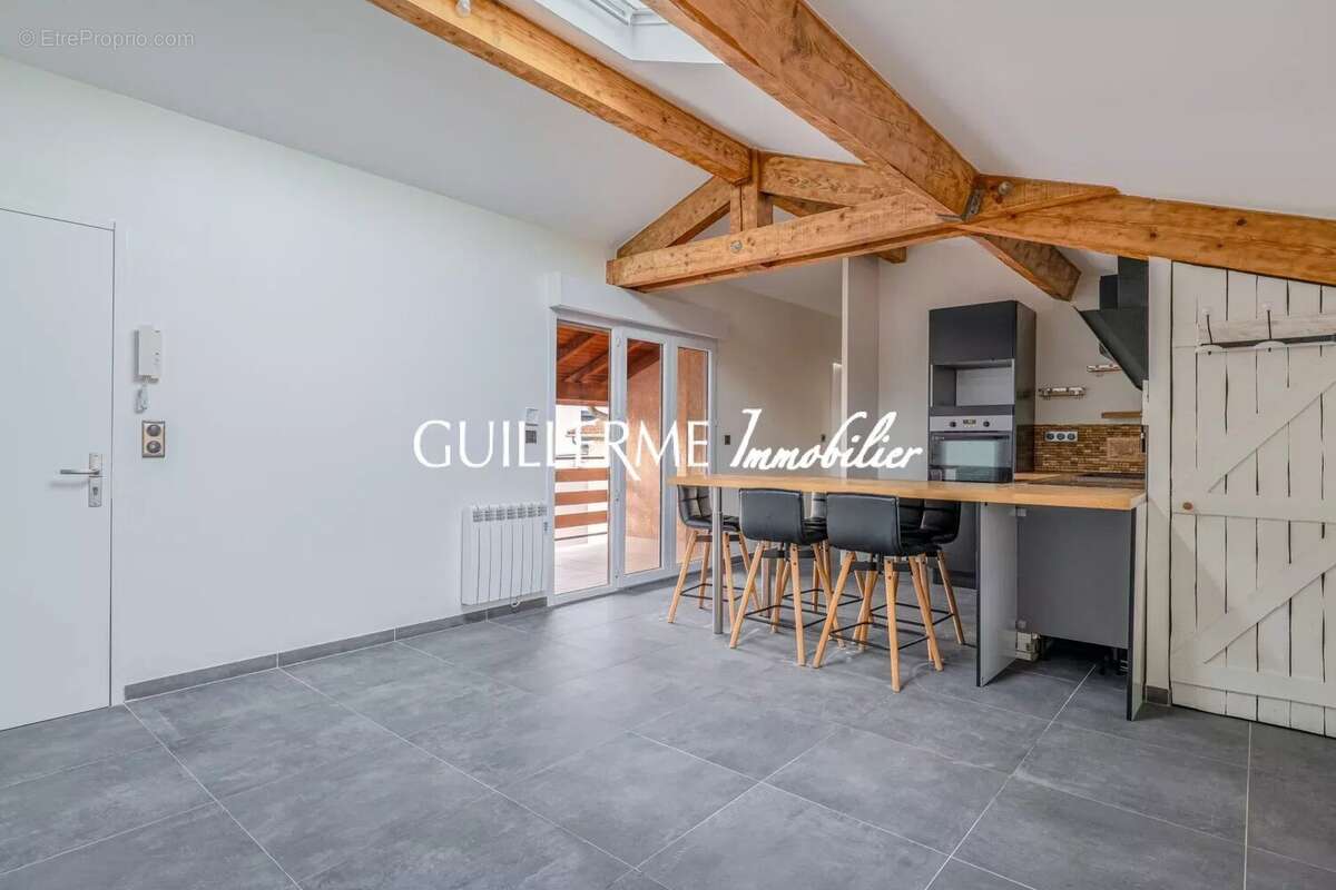 Appartement à GREZIEU-LA-VARENNE