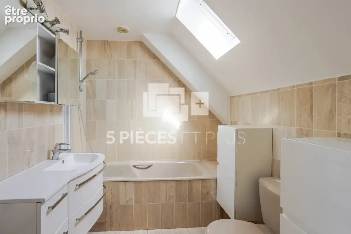 RARE - DERNIER ETAGE avec ascenseur - Superbe appartement avec terrasse, cave et double stationnement - photo 12