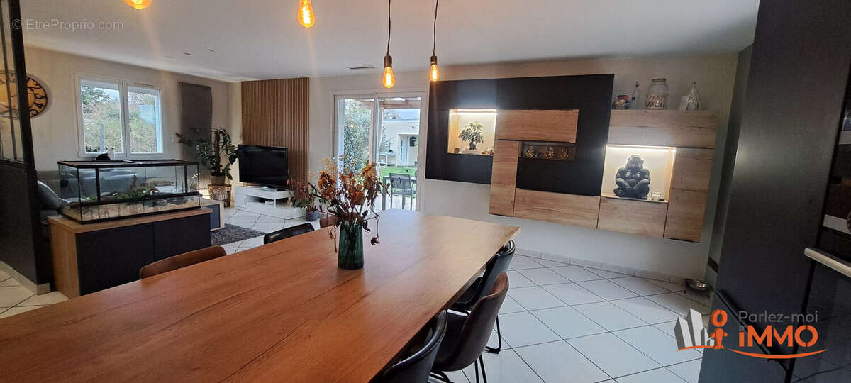 Maison à SAINT-BONNET-LES-OULES