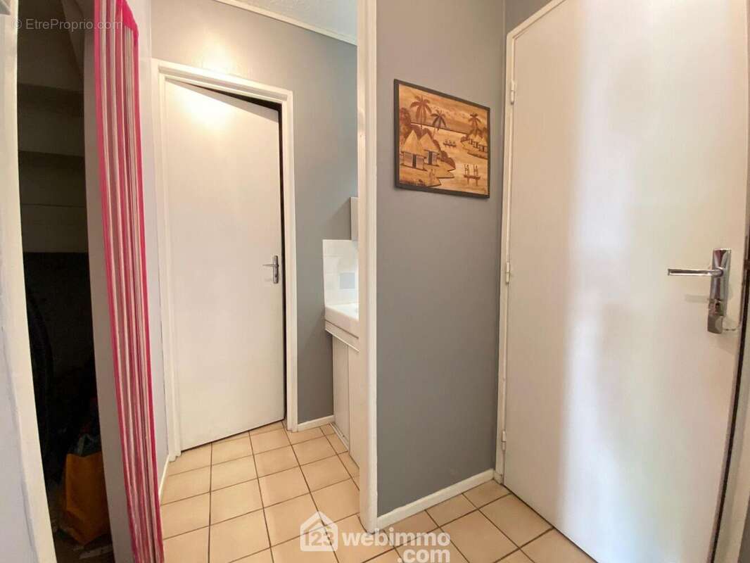 voici l'accès au wc indépendant du rez de chaussée et à l'espace buanderie et garage