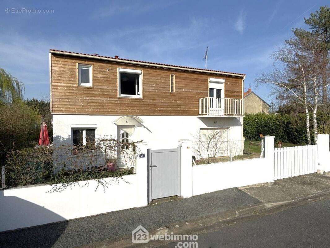 Maison de 1981 rénovée, 134 m2 habitables environ. - Maison à POITIERS