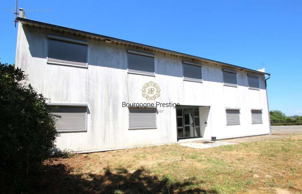 Batiment industriel 922 m² dont bureaux 332 m². stockage chambres froides 590 m² sur un terrain de 10 153 m² - photo 2