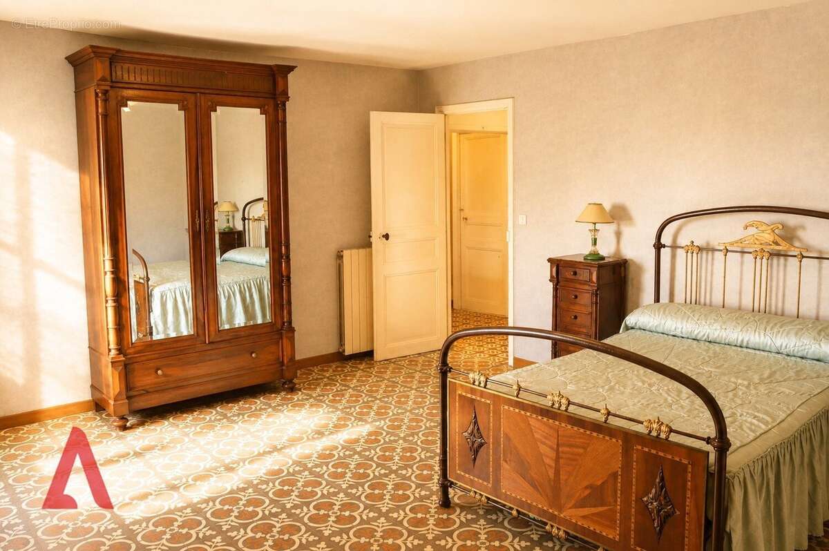 Maison vigneronne avec grand potentiel et piscine - photo 3