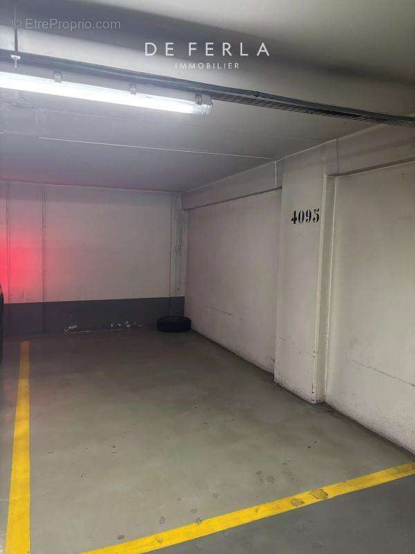 Parking à PARIS-8E